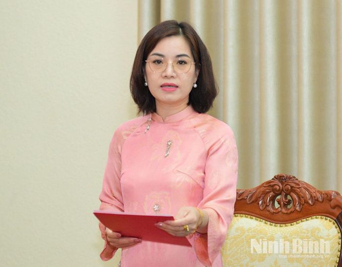 Đồng chí Đinh Thị Phượng, Tỉnh ủy viên, Phó Trưởng Ban Tổ chức Tỉnh ủy, Trưởng Ban Xây dựng Đảng, Đảng ủy các cơ quan Đảng tỉnh phát biểu nhận nhiệm vụ.