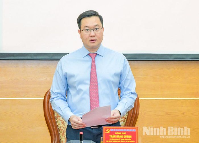 Đồng chí Trần Đăng Quỳnh, Ủy viên Dự khuyết Trung ương Đảng, Phó Bí thư Thường trực Tỉnh ủy, Bí thư Đảng ủy các cơ quan Đảng tỉnh phát biểu tại hội nghị.