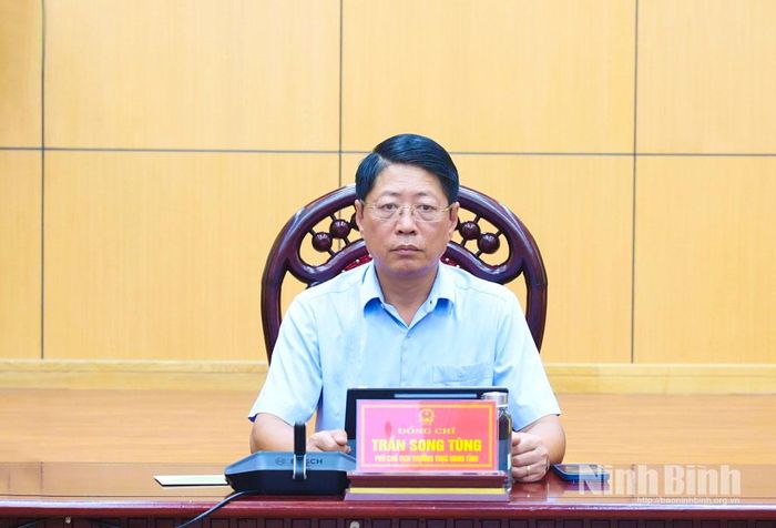 Đồng chí Trần Song Tùng, Ủy viên Ban Thường vụ Tỉnh ủy, Phó Chủ tịch Thường trực UBND tỉnh chủ trì hội nghị tại điểm cầu tỉnh Ninh Bình.