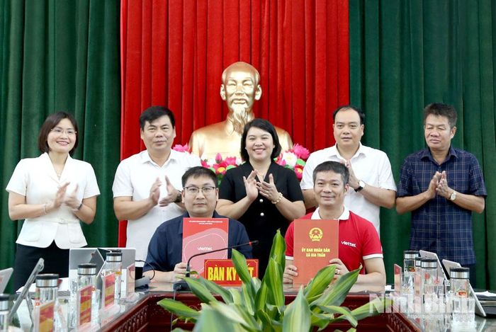 Lễ ký kết biên bản hợp tác chuyển giao sử dụng dịch vụ Tammi AO, đồng hành chuyển đổi số trên địa bàn xã Gia Trấn.