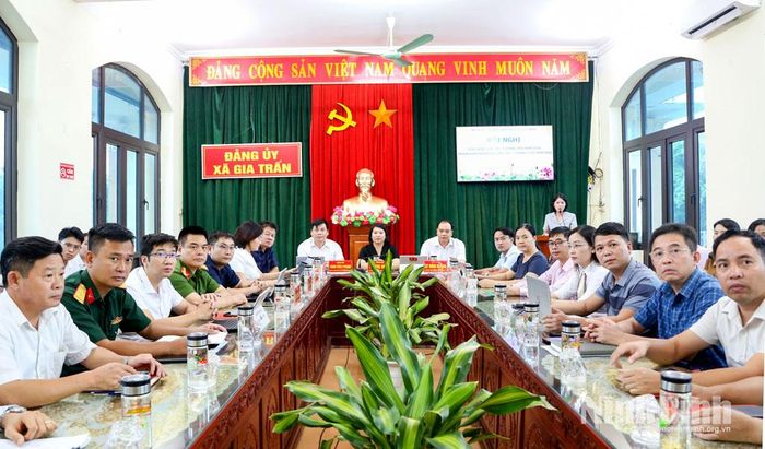 Các đại biểu dự hội nghị tại điểm cầu trung tâm Đảng ủy xã.