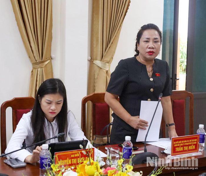 Bà Trần Thị Hiền, Chủ tịch Hội đồng quản trị, Giám đốc Công ty Cổ phần Xây dựng và phát triển hạ tầng kỹ thuật Hà Nam, đại biểu Quốc hội tỉnh phát biểu tại hội nghị.