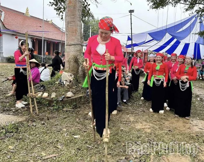 Các bà, các chị xã Lạc Sơn khéo léo tranh tài môn đi cà kheo.