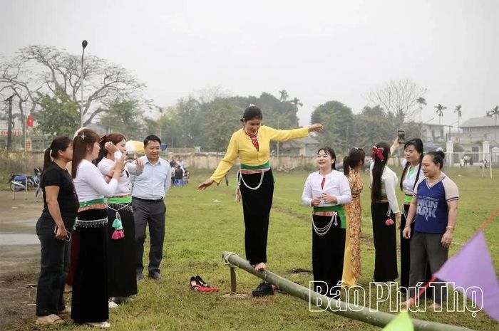 Trò chơi giữ thăng bằng trên cột tròn làm cho các ngày hội trên địa bàn xã Lương Sơn thêm sôi động.