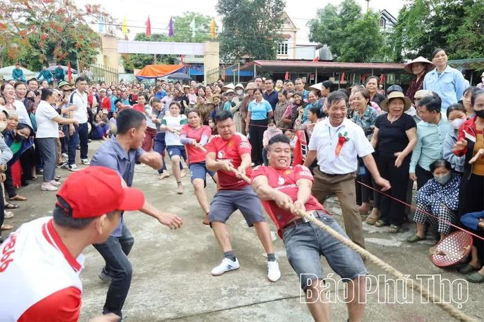Môn kéo co tại Đại hội TDTT xã Cao Dương lần thứ I thu hút sự tham gia và cổ vũ đông đảo của Nhân dân.