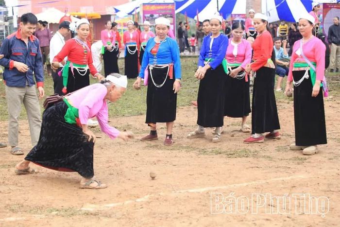Đánh cù là trò chơi yêu thích của phụ nữ vùng cao.