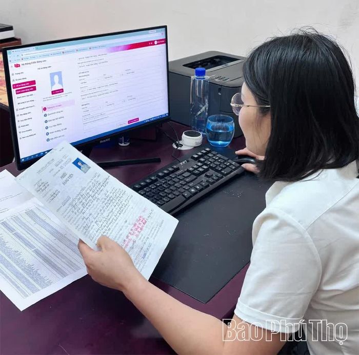 Cán bộ Đảng ủy xã Vĩnh Tường đối chiếu hồ sơ giấy với thông tin trên hệ thống Cơ sở dữ liệu đảng viên 4.0.