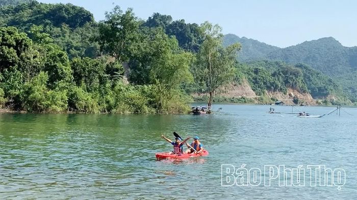 Khai thác lợi thế vùng hồ, xã Đà Bắc phát triển kinh tế gắn với du lịch cộng đồng, du lịch trải nghiệm và giữ gìn bản sắc văn hóa theo hình thức sinh thái xanh.