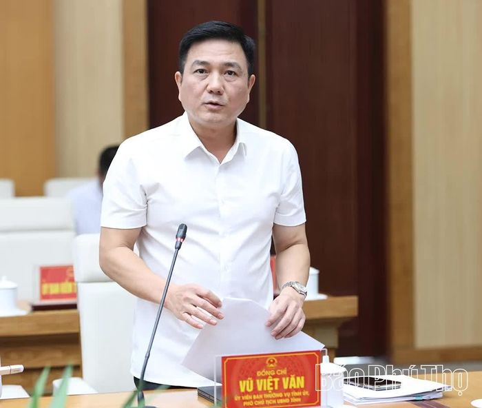 Đồng chí Phó Chủ tịch UBND tỉnh Vũ Việt Văn điều hành phần thảo luận.