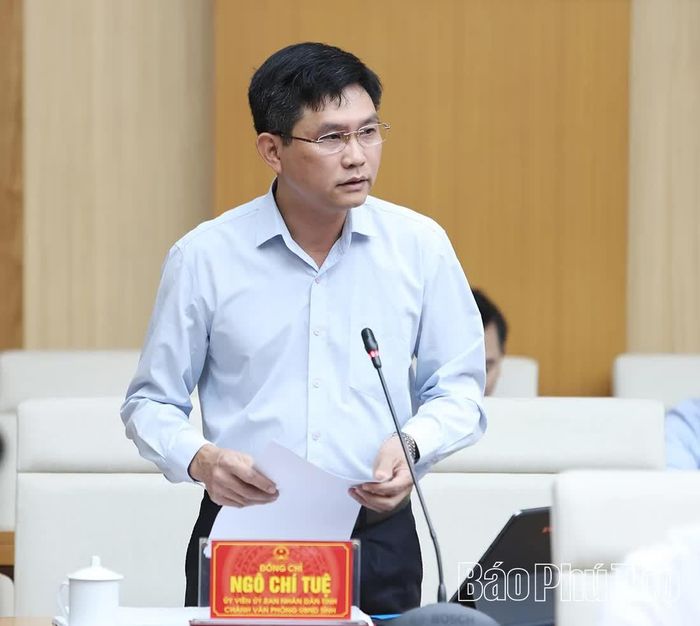 Lãnh đạo Văn phòng UBND tỉnh báo cáo một số nội dung quan trọng tại hội nghị. 