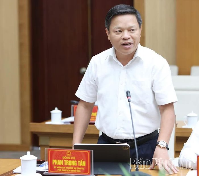 Đồng chí Phó Chủ tịch UBND tỉnh Phan Trọng Tấn phát biểu tại hội nghị.