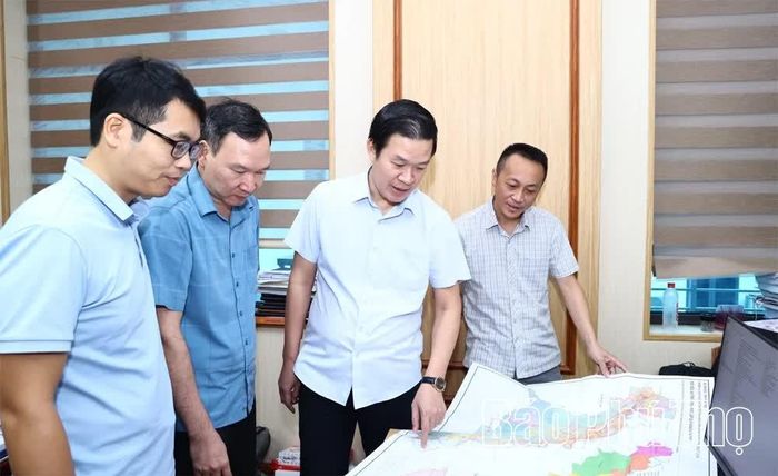 Cán bộ Phòng Quy hoạch - Kiến trúc (Sở Xây dựng) rà soát các quy hoạch.