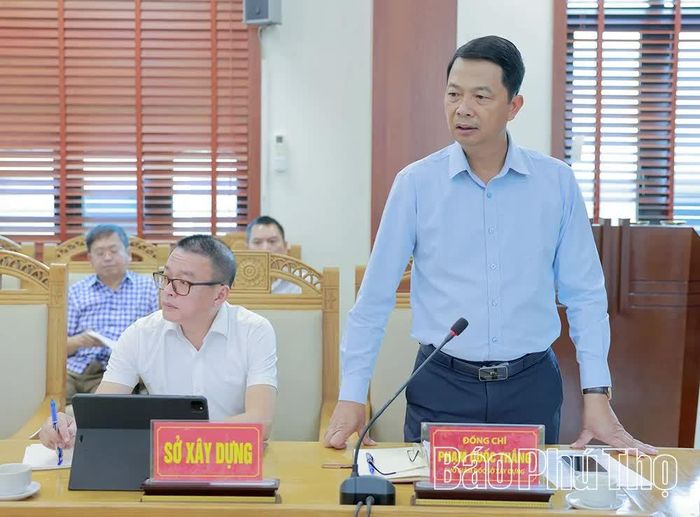 Lãnh đạo Sở Xây dựng báo cáo các nội dung giám sát.