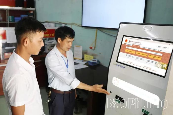 Người dân xã Dũng Tiến được hướng dẫn thực hiện các bước tiếp cận dịch vụ công trực tuyến, góp phần nâng cao hiệu quả cải cách hành chính, tạo thuận lợi khi giải quyết thủ tục hành chính tại cơ sở.
