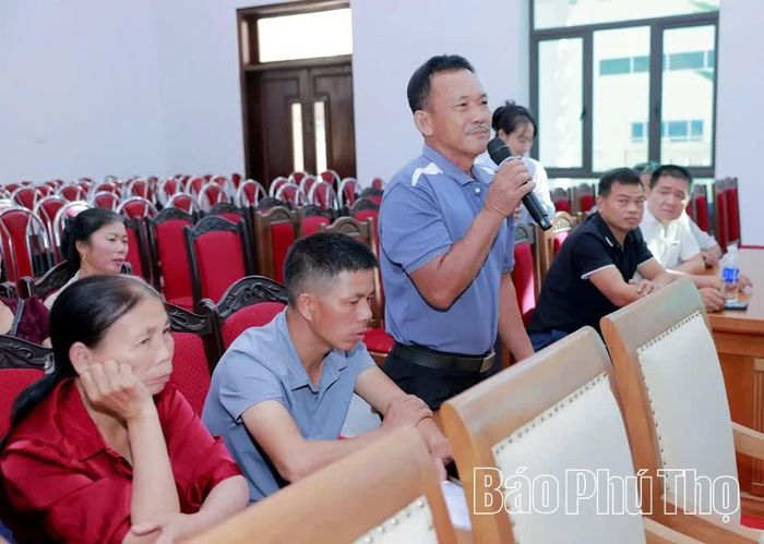 Người dân phường Vân Phú trao đổi những nội dung còn vướng mắc.