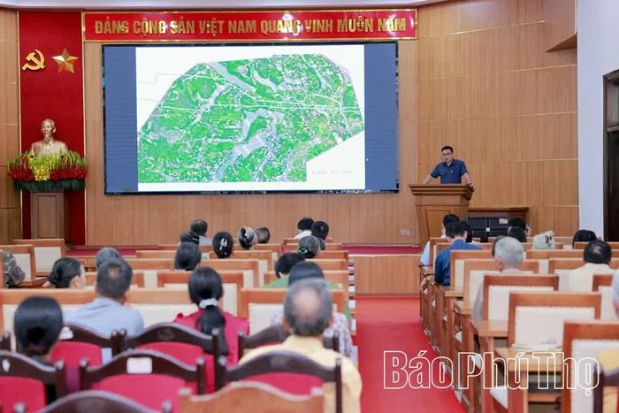Lãnh đạo UBND phường Vân Phú thông tin, trao đổi, làm rõ một số nội dung thuộc thẩm quyền.
