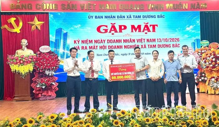Hội Doanh nghiệp xã Tam Dương Bắc trao tặng Quỹ Khuyến học xã 60 triệu đồng.