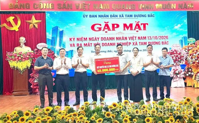 Các phòng, ban thuộc UBND xã Tam Dương Bắc trao tặng Quỹ Khuyến học xã 45 triệu đồng.