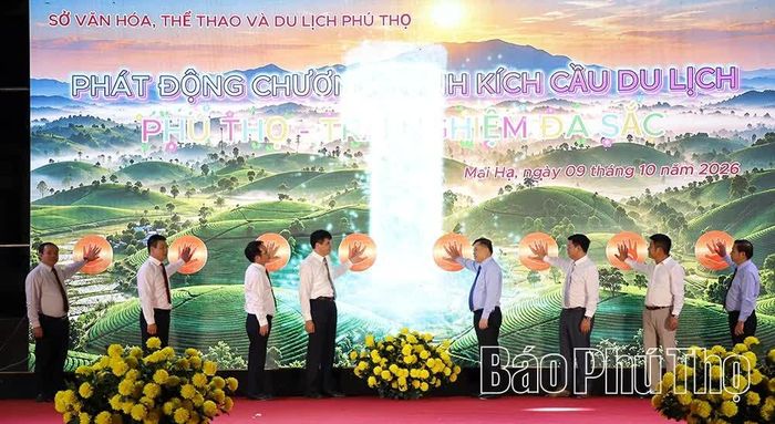 Các đại biểu nhấn nút phát động chương trình kích cầu du lịch "Phú Thọ - Trải nghiệm đa sắc".