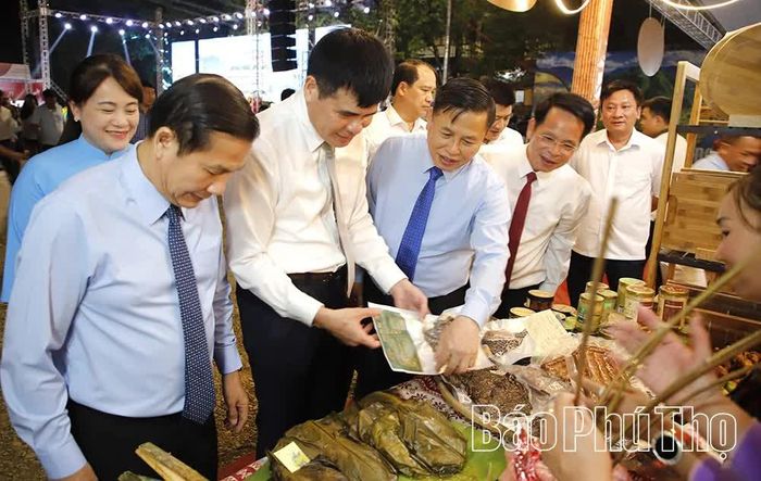 Các đồng chí lãnh đạo tỉnh tham quan các gian hàng.