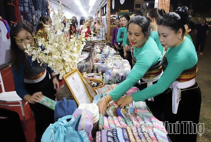 Đông đảo người dân và du khách trong, ngoài nước tham quan, trải nghiệm mua sắm tại các gian hàng sản phẩm OCOP.