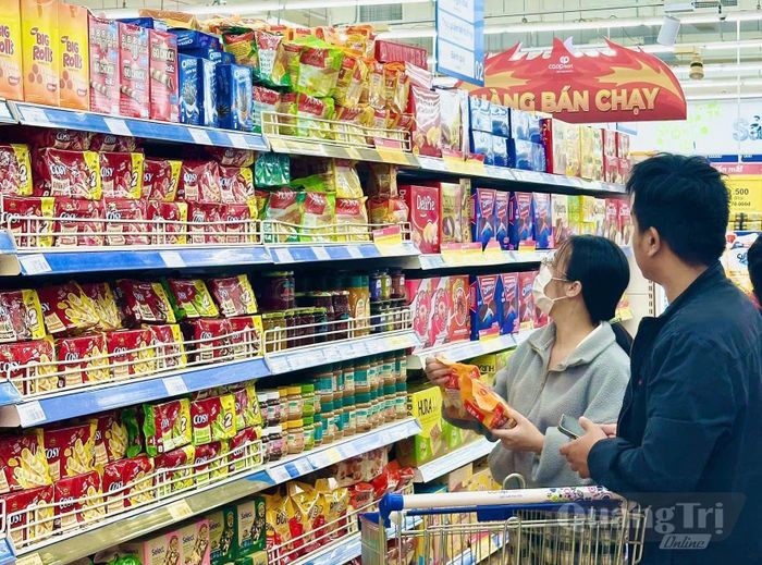 Với nguồn hàng hóa đa dạng, Co.opmart Quảng Bình sẵn sàng phục vụ người dân trong mùa mưa bão - Ảnh: H.C