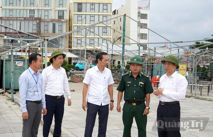 Đồng chí Phan Mạnh Hùng, Bí thư Đảng ủy phường Đồng Hới kiểm tra, động viên các lực lượng làm nhiệm vụ và biểu dương tinh thần tự giác chấp hành của các hộ kinh doanh - Ảnh: H.Tr