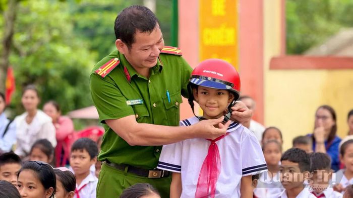 Công an xã Bến Quan tăng cường phối hợp với các trường học tuyên truyền, phổ biến, giáo dục pháp luật cho học sinh - Ảnh: T.T