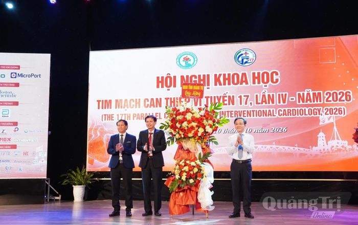 Đồng chí Hoàng Xuân Tân, Phó Chủ tịch UBND tỉnh tặng hoa chúc mừng hội nghị - Ảnh: Đ.V