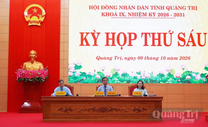 Các đồng chí chủ tọa kỳ họp - Ảnh: X.P