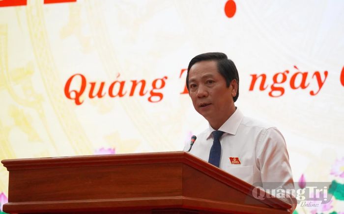 Đồng chí Hoàng Nam, Phó Chủ tịch Thường trực UBND tỉnh trình bày các tờ trình tại kỳ họp - Ảnh: X.P