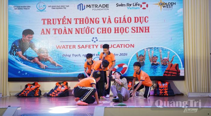 Học sinh tham gia thực hành tình huống mô phỏng, tìm hiểu kỹ năng an toàn trong môi trường nước - Ảnh: K.H