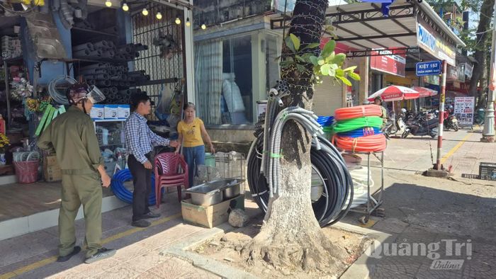 Lực lượng chức năng phường Quảng Trị ra quân giữ gìn trật tự vỉa hè, hành lang an toàn giao thông - Ảnh: K.S