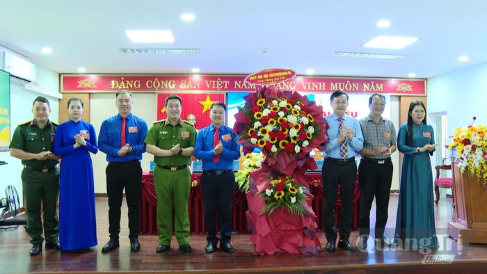 Đại diện lãnh đạo phường Đồng Sơn tặng hoa chúc mừng đại hội - Ảnh: B.N