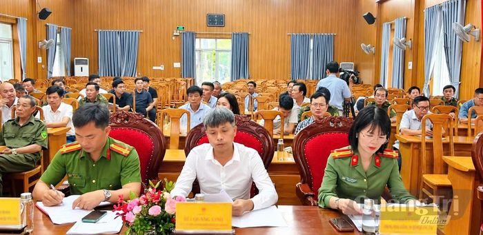 Đại diện chính quyền, ngân hàng, doanh nghiệp, công an, gia đình và người tái hòa nhập cộng đồng tham dự ra mắt mô hình “5 đồng hành” - Ảnh: P. V