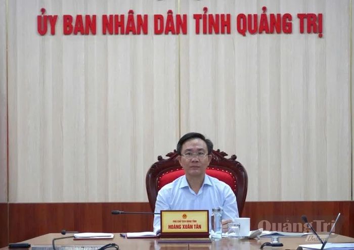 Đồng chí Hoàng Xuân Tân, Phó Chủ tịch UBND tỉnh tham dự cuộc họp tại điểm cầu UBND tỉnh Quảng Trị - Ảnh: N.L