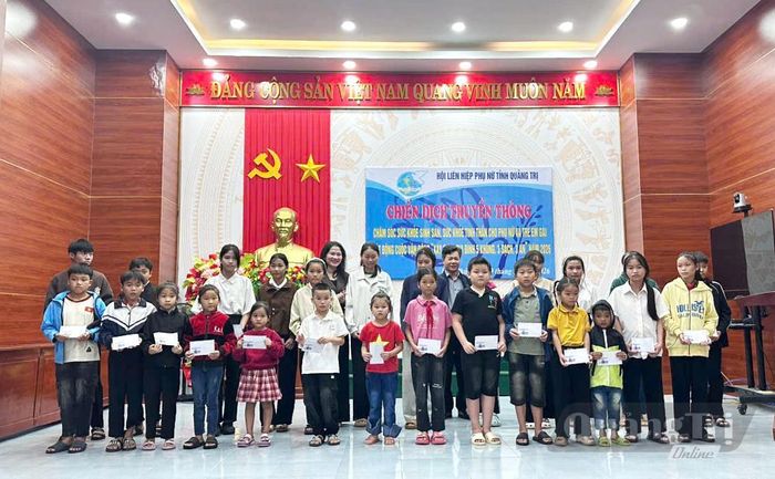 Trao quà cho các em học sinh có hoàn cảnh khó khăn - Ảnh: X.P