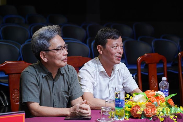 Đại diện Ban Tổ chức theo dõi, rà soát công tác chuẩn bị chương trình Chinh phục 2026 - Ảnh: L.T