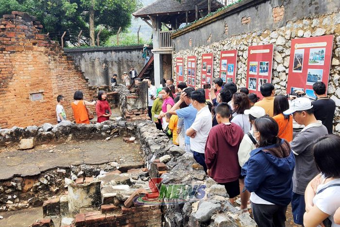 Nhân dân và du khách tham quan Di tích quốc gia đặc biệt Nhà tù Sơn La.Ảnh: Quàng Hưởng