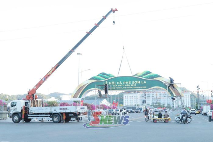Các đơn vị chuẩn bị cho Lễ hội Cà phê tỉnh Sơn La lần thứ II tại Quảng trường Tây Bắc.