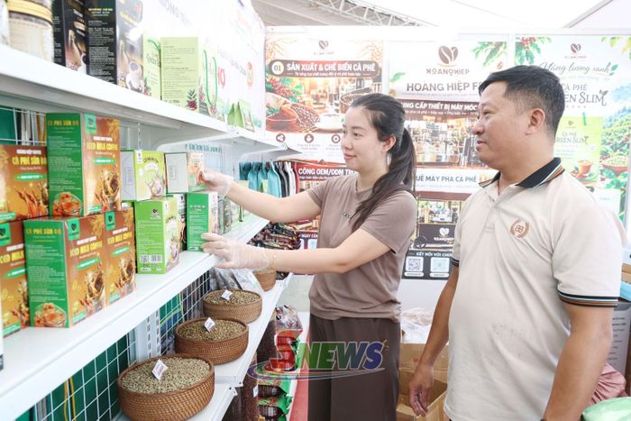 Nhân viên Công ty TNHH Hoàng Hiệp F&B, tỉnh Lâm Đồng chuẩn bị gian hàng trưng bày sản phẩm tại Lễ hội cà phê Sơn La lần thứ 2 năm 2026.