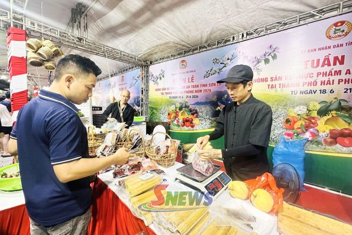 Nông sản Sơn La bày bán trong Tuần lễ nông sản và thực phẩm an toàn tỉnh Sơn La tại Hải Phòng năm 2026.
