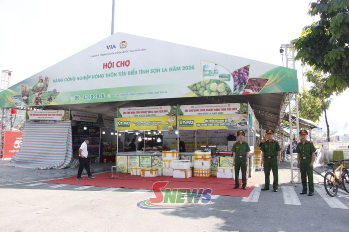 Lực lượng Công an đảm bảo an ninh an toàn các gian hàng tại Hội chợ.