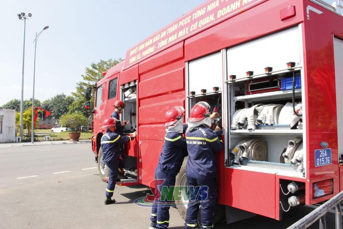 Lực lượng PCCC và CNCH kiểm tra thiết bị phương tiện đảm bảo an toàn phòng cháy tại Lễ hội.