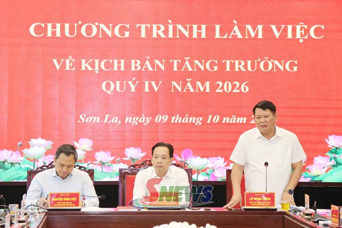 Đồng chí Lò Minh Hùng, Phó Bí thư Thường trực Tỉnh uỷ, Chủ tịch HĐND tỉnh, phát biểu tại chương trình làm việc.