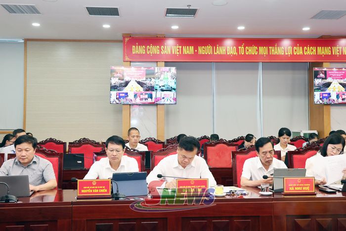 Các đại biểu tham dự chương trình làm việc.