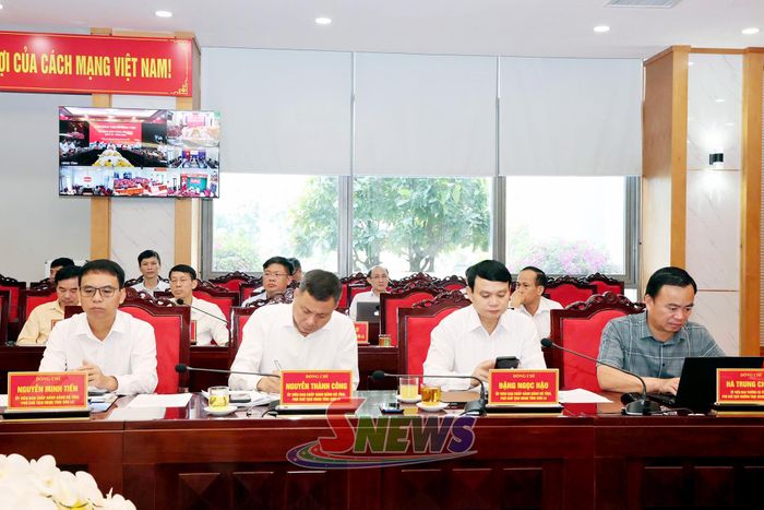 Các đại biểu tham dự chương trình làm việc.