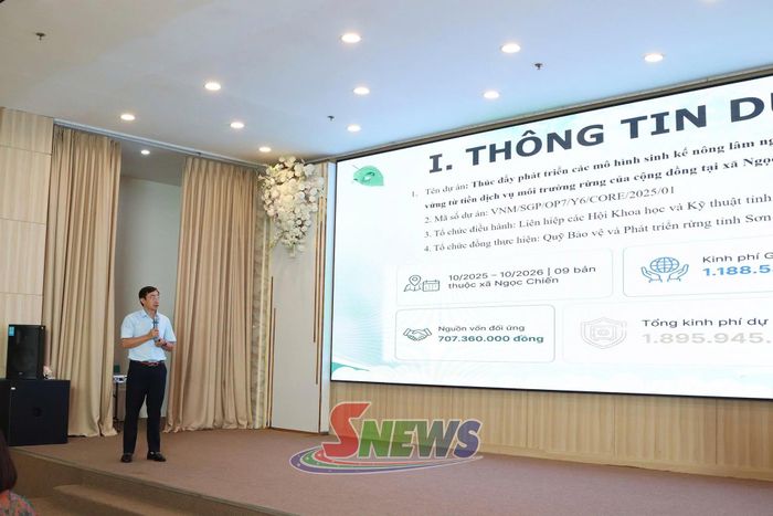 Lãnh đạo Quỹ Bảo vệ và Phát triển rừng tỉnh trình bày báo cáo tổng kết dự án tại hội nghị.