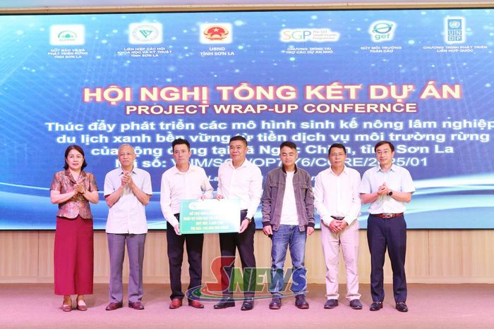 Ban Quản lý Dự án GEF SGP Sơn La bàn giao mô hình nuôi vịt cổ xanh cho xã Ngọc Chiến.