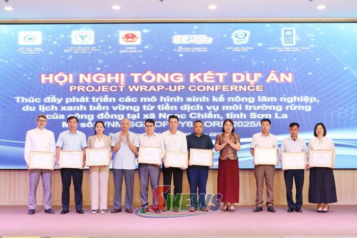 Ban Quản lý Dự án GEF SGP Sơn La trao giấy khen cho các cá nhân.